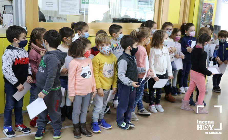 GALERÍA: Decenas de Mensajeros Reales recogen desde esta mañana en los colegios las cartas a los Reyes Magos de más de 4000 escolares lucentinos