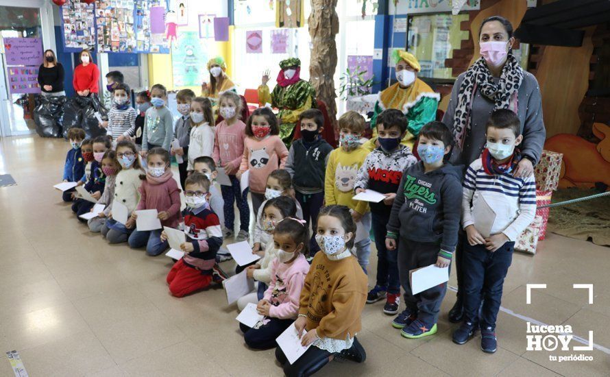 GALERÍA: Decenas de Mensajeros Reales recogen desde esta mañana en los colegios las cartas a los Reyes Magos de más de 4000 escolares lucentinos