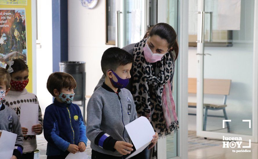 GALERÍA: Decenas de Mensajeros Reales recogen desde esta mañana en los colegios las cartas a los Reyes Magos de más de 4000 escolares lucentinos