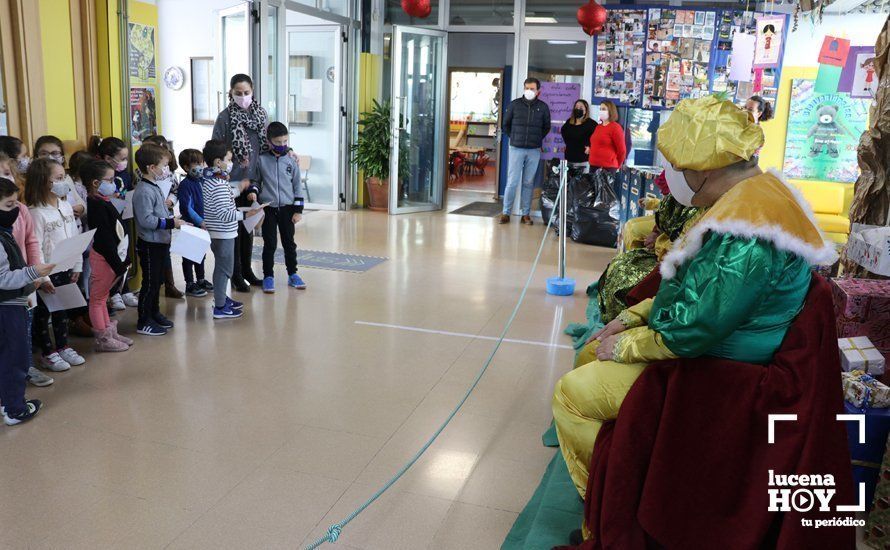 GALERÍA: Decenas de Mensajeros Reales recogen desde esta mañana en los colegios las cartas a los Reyes Magos de más de 4000 escolares lucentinos