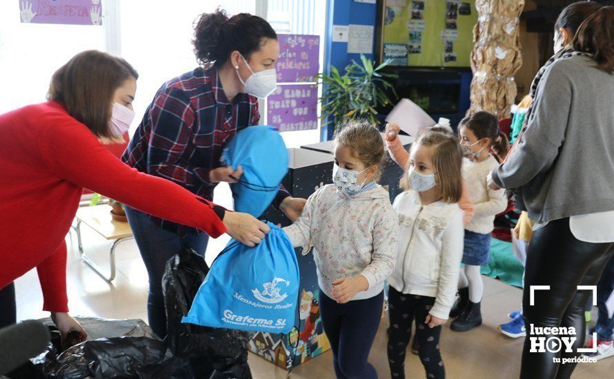 GALERÍA: Decenas de Mensajeros Reales recogen desde esta mañana en los colegios las cartas a los Reyes Magos de más de 4000 escolares lucentinos