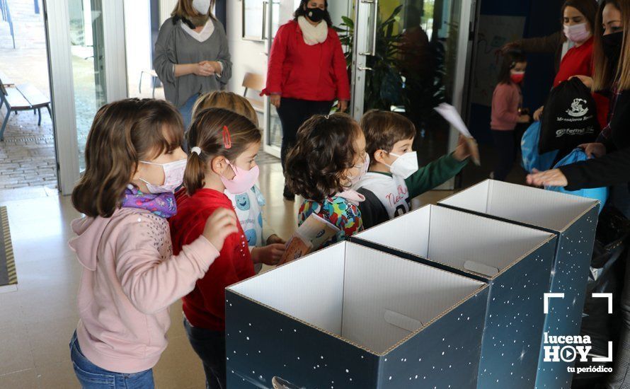 GALERÍA: Decenas de Mensajeros Reales recogen desde esta mañana en los colegios las cartas a los Reyes Magos de más de 4000 escolares lucentinos