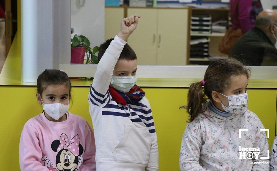 GALERÍA: Decenas de Mensajeros Reales recogen desde esta mañana en los colegios las cartas a los Reyes Magos de más de 4000 escolares lucentinos