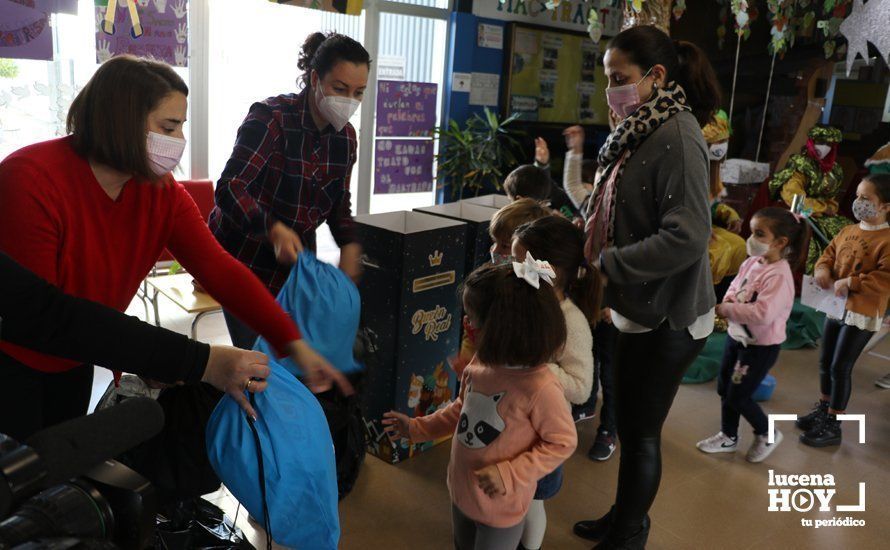 GALERÍA: Decenas de Mensajeros Reales recogen desde esta mañana en los colegios las cartas a los Reyes Magos de más de 4000 escolares lucentinos