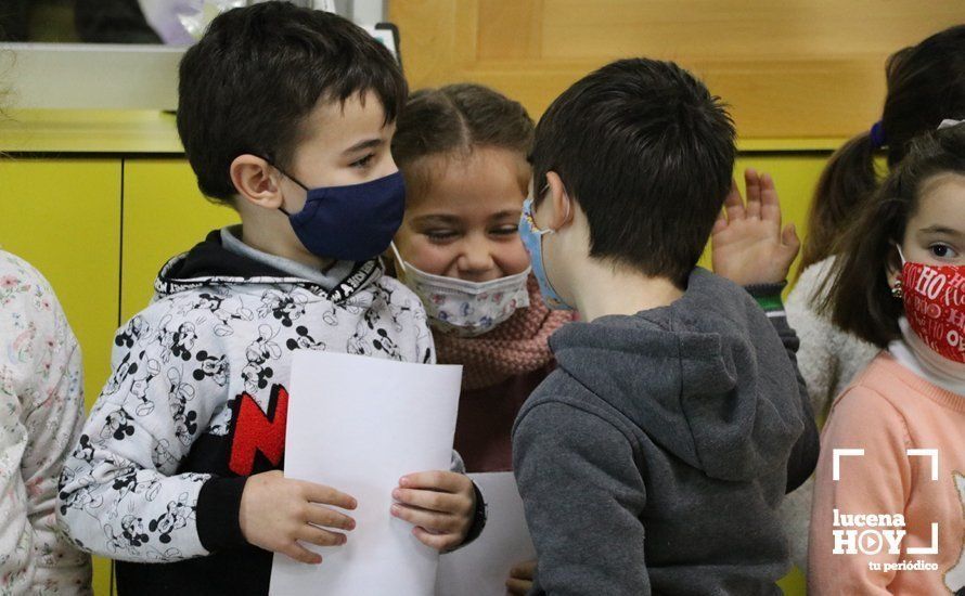 GALERÍA: Decenas de Mensajeros Reales recogen desde esta mañana en los colegios las cartas a los Reyes Magos de más de 4000 escolares lucentinos