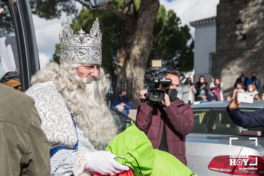 GALERIA: Los Reyes Magos ya están en Lucena: Esta mañana han repartido regalos en las residencias y han acudido a visitar a la Virgen de Araceli