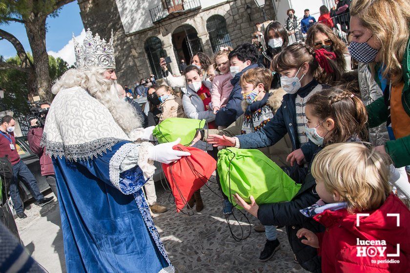 GALERIA: Los Reyes Magos ya están en Lucena: Esta mañana han repartido regalos en las residencias y han acudido a visitar a la Virgen de Araceli