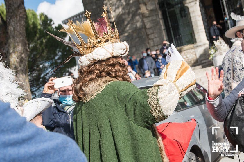 GALERIA: Los Reyes Magos ya están en Lucena: Esta mañana han repartido regalos en las residencias y han acudido a visitar a la Virgen de Araceli GALERIA: Los Reyes Magos ya están en Lucena: Esta mañana han repartido regalos en las residencias y han acudido a visitar a la Virgen de Araceli