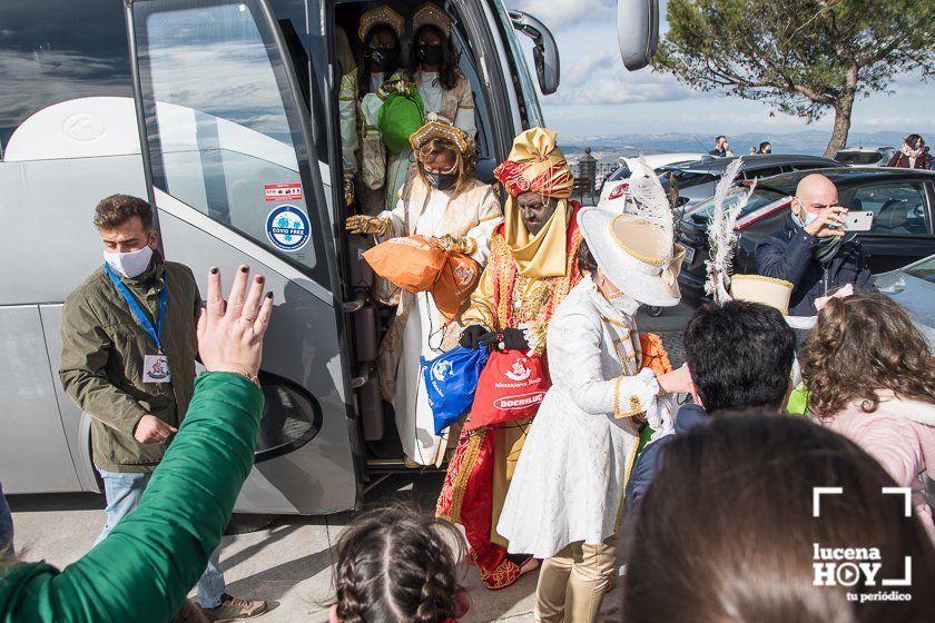 GALERIA: Los Reyes Magos ya están en Lucena: Esta mañana han repartido regalos en las residencias y han acudido a visitar a la Virgen de Araceli