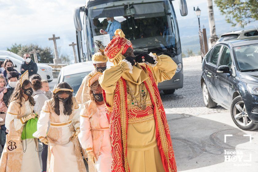 GALERIA: Los Reyes Magos ya están en Lucena: Esta mañana han repartido regalos en las residencias y han acudido a visitar a la Virgen de Araceli