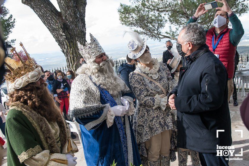 GALERIA: Los Reyes Magos ya están en Lucena: Esta mañana han repartido regalos en las residencias y han acudido a visitar a la Virgen de Araceli