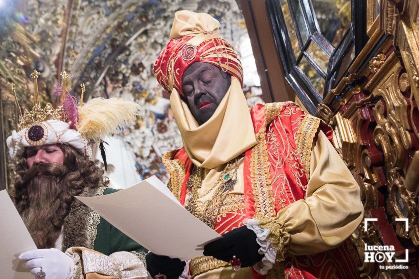 GALERIA: Los Reyes Magos ya están en Lucena: Esta mañana han repartido regalos en las residencias y han acudido a visitar a la Virgen de Araceli