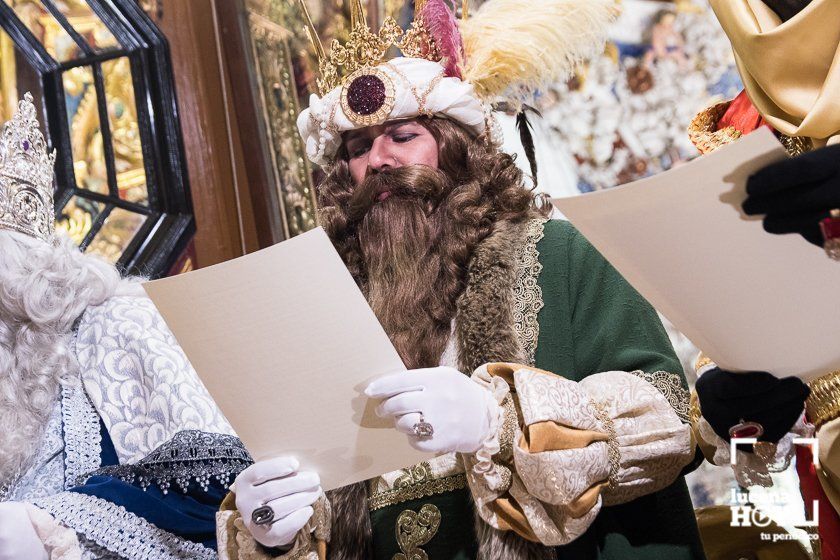 GALERIA: Los Reyes Magos ya están en Lucena: Esta mañana han repartido regalos en las residencias y han acudido a visitar a la Virgen de Araceli GALERIA: Los Reyes Magos ya están en Lucena: Esta mañana han repartido regalos en las residencias y han acudido a visitar a la Virgen de Araceli
