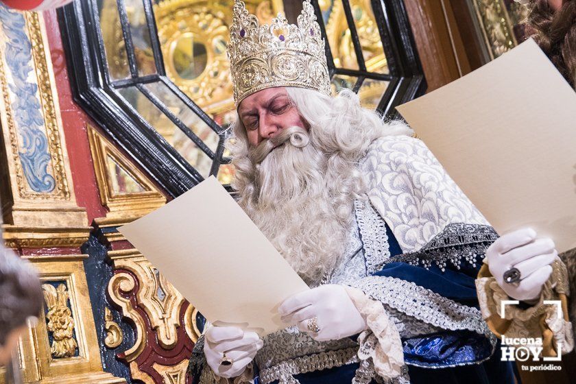 GALERIA: Los Reyes Magos ya están en Lucena: Esta mañana han repartido regalos en las residencias y han acudido a visitar a la Virgen de Araceli