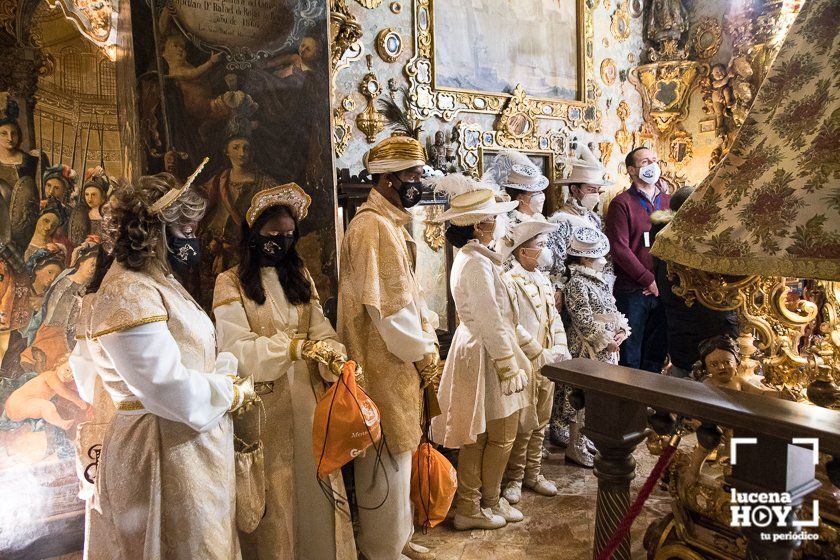 GALERIA: Los Reyes Magos ya están en Lucena: Esta mañana han repartido regalos en las residencias y han acudido a visitar a la Virgen de Araceli