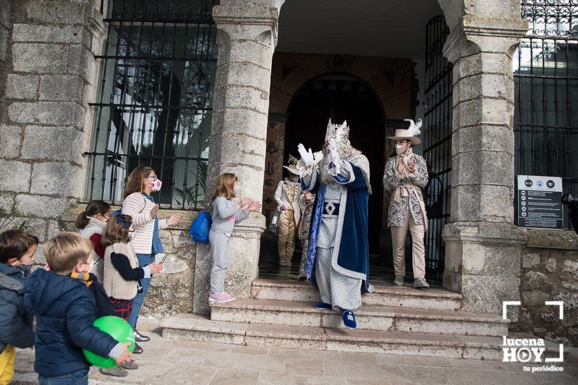 GALERIA: Los Reyes Magos ya están en Lucena: Esta mañana han repartido regalos en las residencias y han acudido a visitar a la Virgen de Araceli