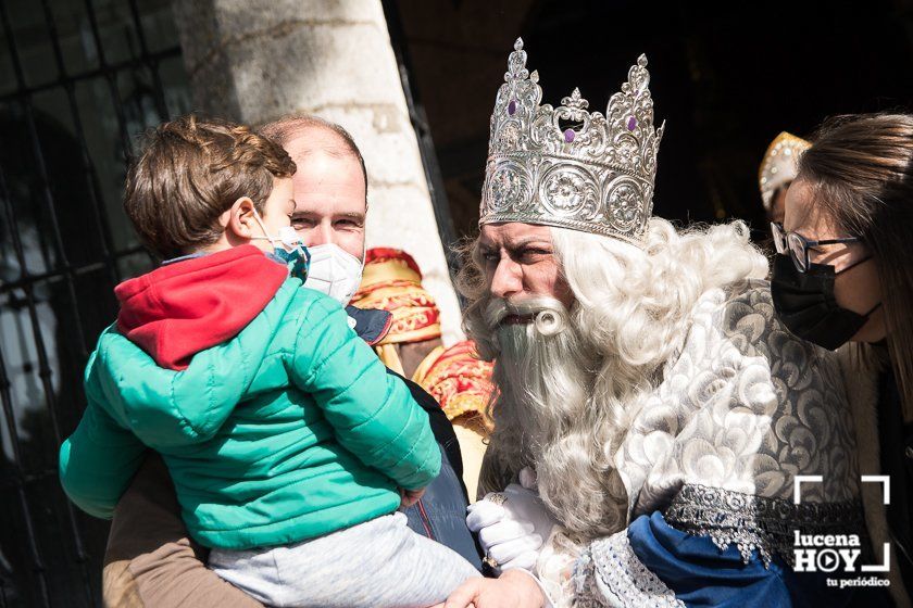 GALERIA: Los Reyes Magos ya están en Lucena: Esta mañana han repartido regalos en las residencias y han acudido a visitar a la Virgen de Araceli