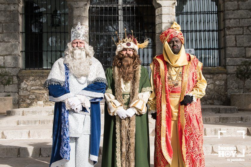 GALERIA: Los Reyes Magos ya están en Lucena: Esta mañana han repartido regalos en las residencias y han acudido a visitar a la Virgen de Araceli GALERIA: Los Reyes Magos ya están en Lucena: Esta mañana han repartido regalos en las residencias y han acudido a visitar a la Virgen de Araceli