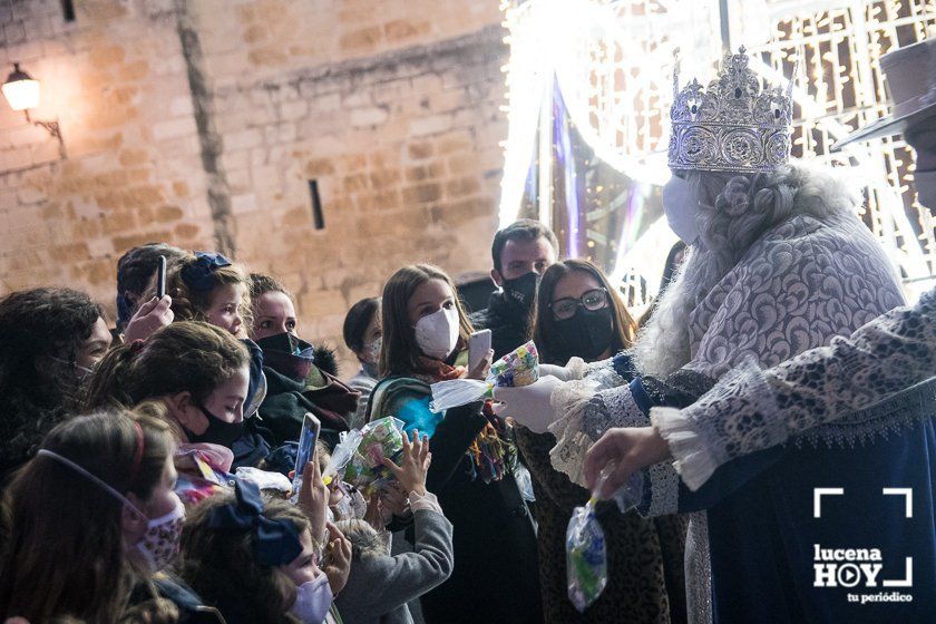 GALERÍA: Los Reyes Magos cierran la jornada con el tradicional acto de la Adoración al Niño Jesús en el Belén de la Plaza Nueva