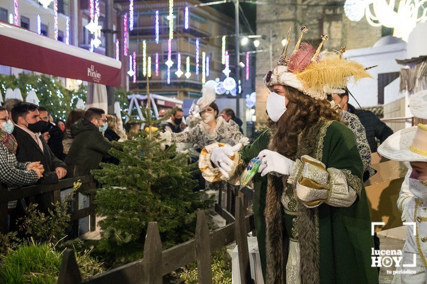 GALERÍA: Los Reyes Magos cierran la jornada con el tradicional acto de la Adoración al Niño Jesús en el Belén de la Plaza Nueva