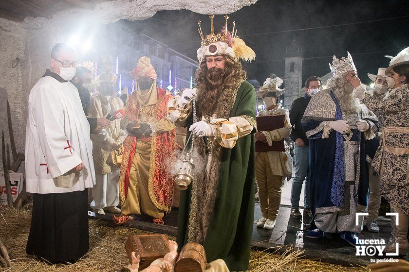 GALERÍA: Los Reyes Magos cierran la jornada con el tradicional acto de la Adoración al Niño Jesús en el Belén de la Plaza Nueva