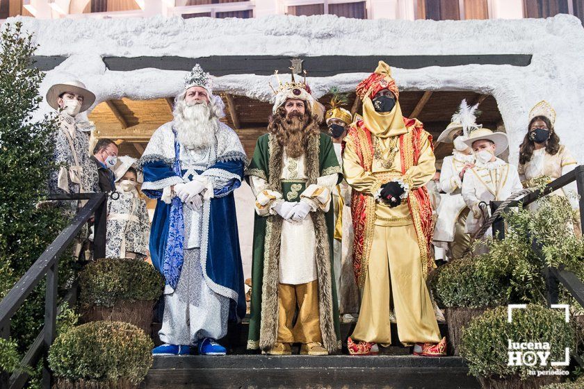 GALERÍA: Los Reyes Magos cierran la jornada con el tradicional acto de la Adoración al Niño Jesús en el Belén de la Plaza Nueva