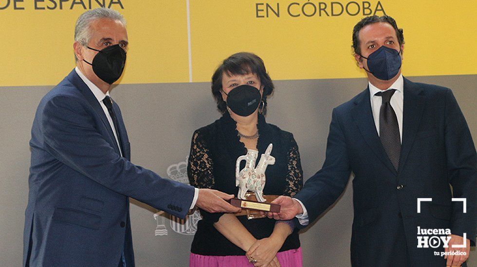  Juan Pérez entrega el premio a Joaquín Alberto Peñalver en presencia de Rafaela Valenzuela 