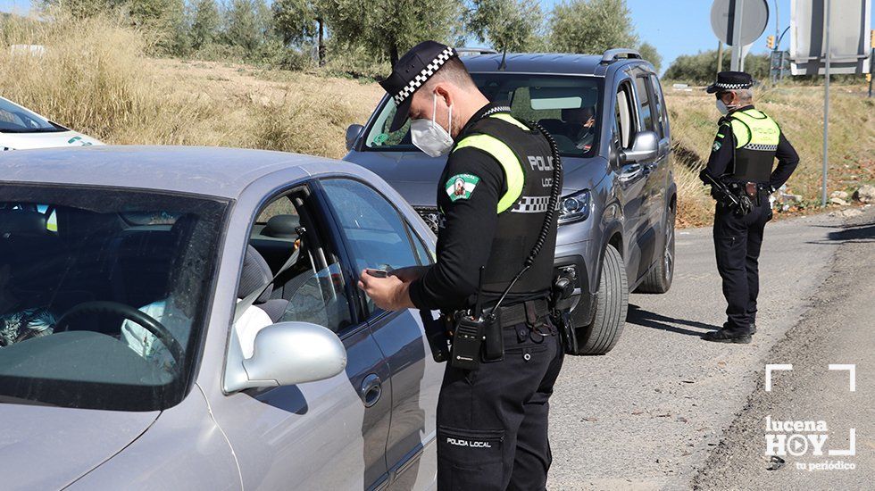  Agentes de la Policía Local vigilan el acceso de vehículos a Lucena durante el anterior periodo de confinamiento perimetral 