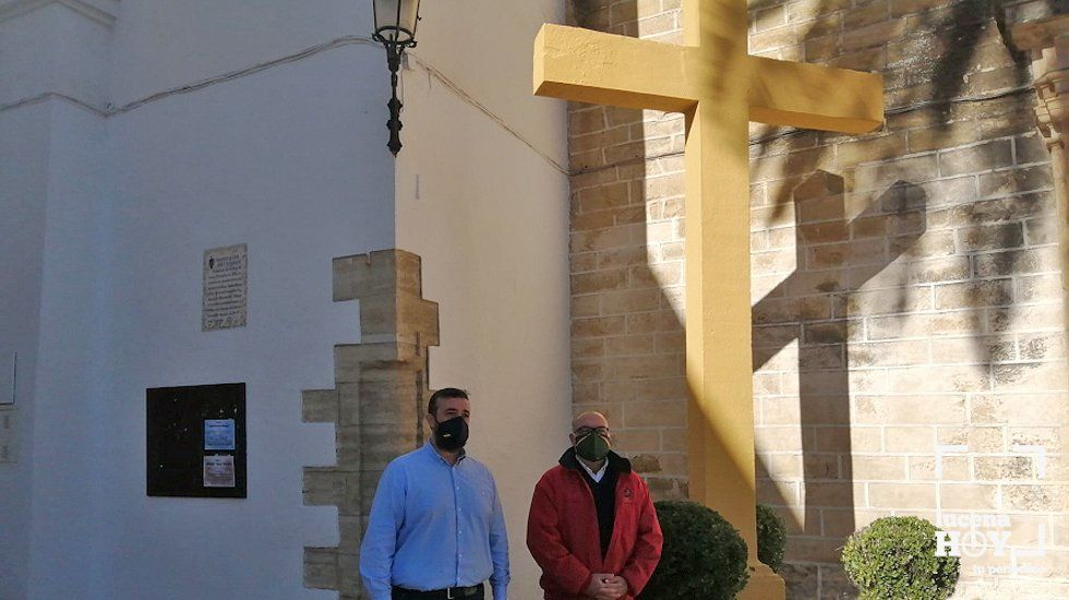  Rafael Saco y Alejandro Hernández junto a la cruz del convento de las Descalzas de Aguilar 