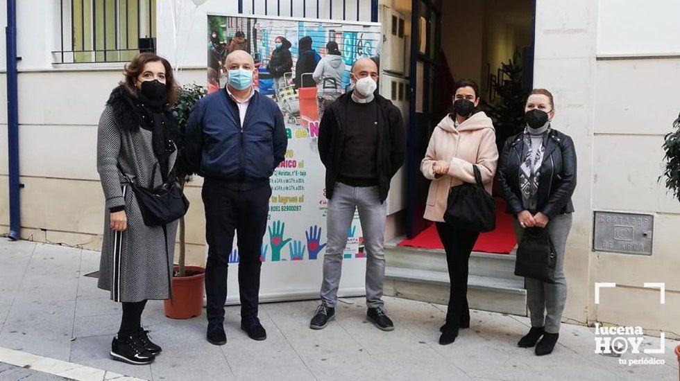  Miembros de la directiva del COF a la entrada del centro durante la campaña 