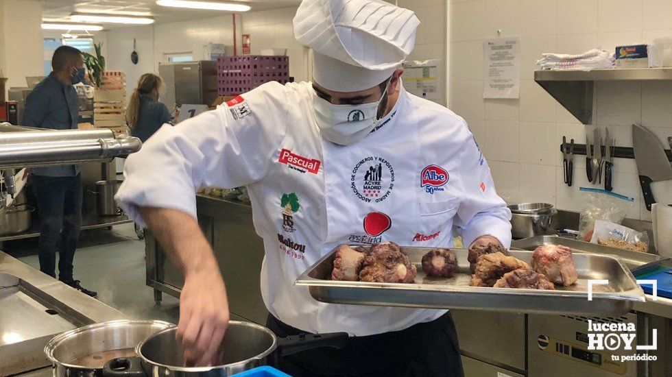  Agustín Herrera durante la preparación de uno de sus platos 