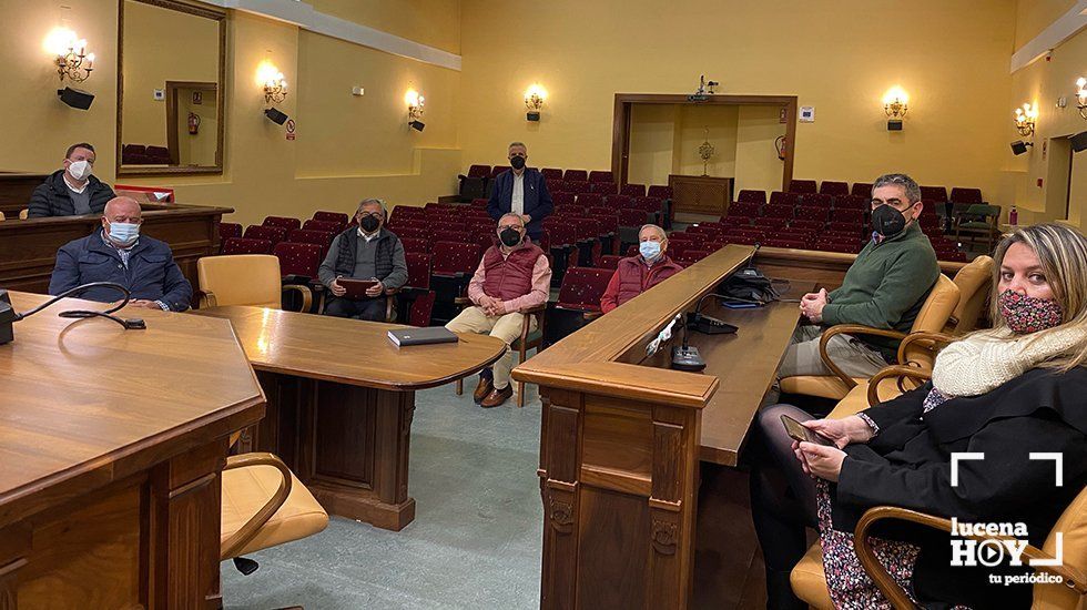  Un momento de la reunión mantenida por la Plataforma con los portavoces municipales y el alcalde de Lucena 