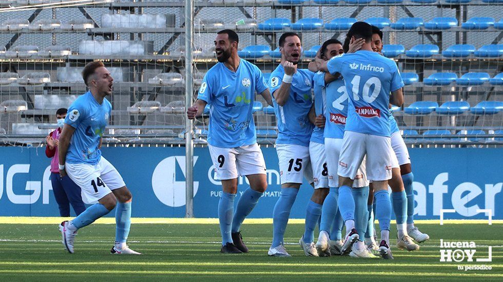  Los jugadores del Ciudad de Lucena celebran uno de sus tres goles contra el San Roque de Lepe 