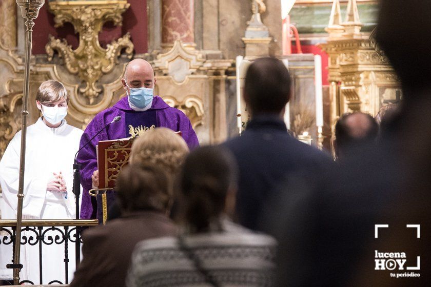 GALERÍA: La imposición de la ceniza y el Vía Crucis de la Columna abren una Cuaresma diferente