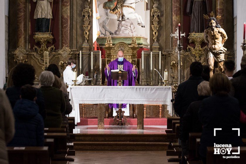 GALERÍA: La imposición de la ceniza y el Vía Crucis de la Columna abren una Cuaresma diferente