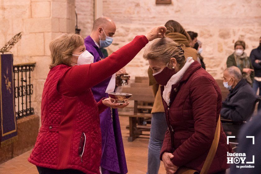 GALERÍA: La imposición de la ceniza y el Vía Crucis de la Columna abren una Cuaresma diferente