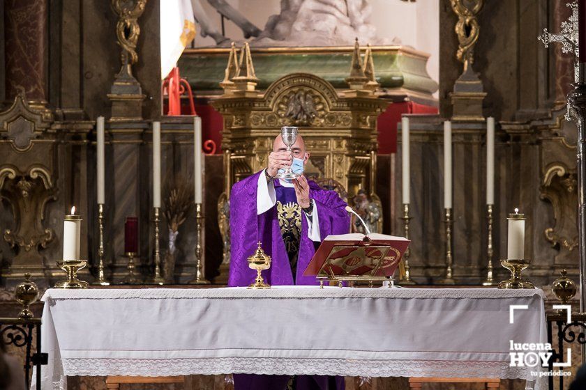 GALERÍA: La imposición de la ceniza y el Vía Crucis de la Columna abren una Cuaresma diferente