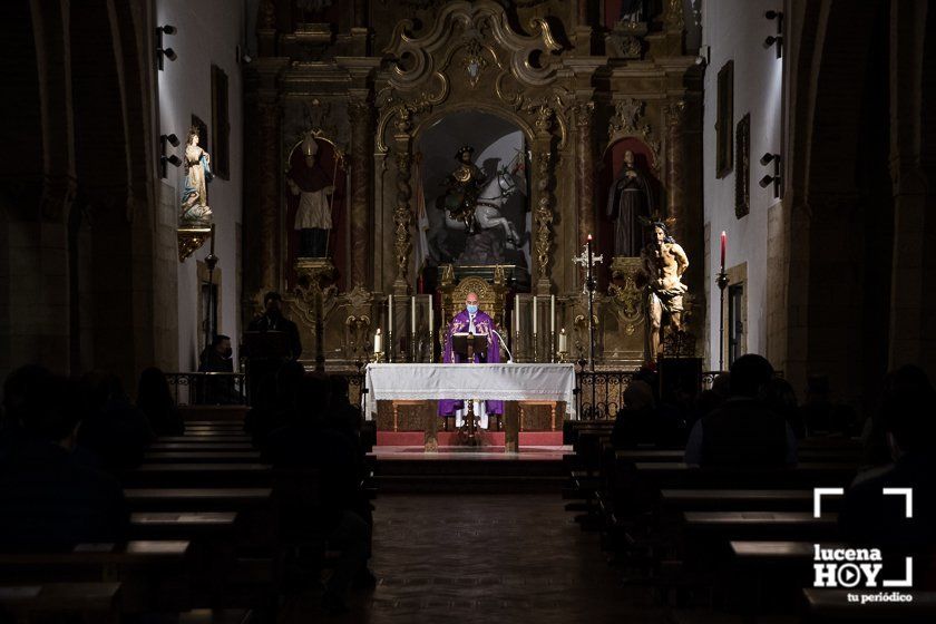 GALERÍA: La imposición de la ceniza y el Vía Crucis de la Columna abren una Cuaresma diferente