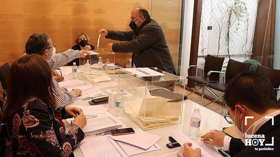  Un momento de la jornada electoral en el Colegio de Abogados de Lucena 