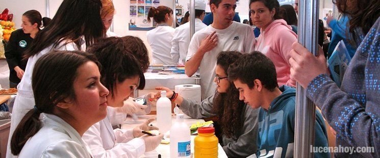  Cuarenta y cuatro stands participan en el Salón del Estudiante 