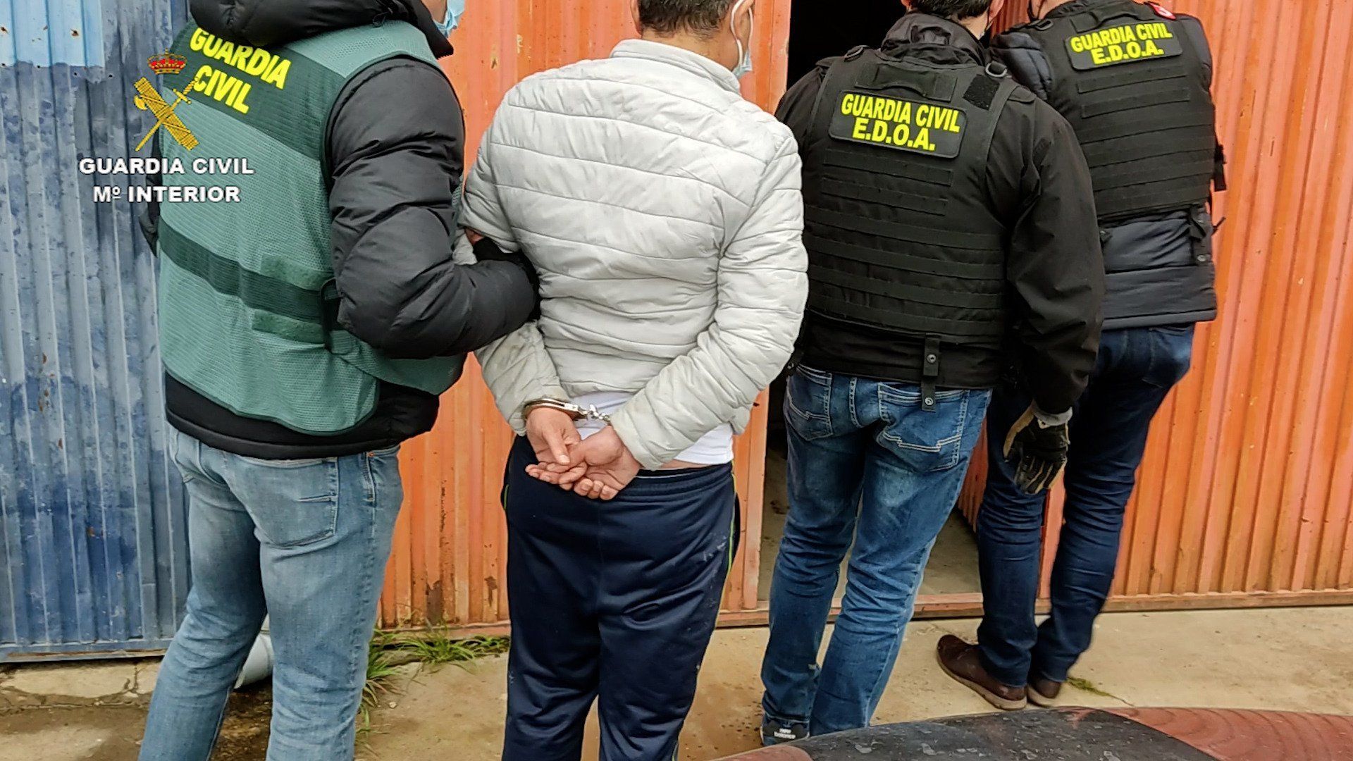  La Guadia Civil conduce al detenido al interior de la nave 