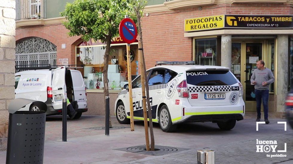  Un vehículo policial y otro de Aguas de Lucena junto a la calle Mediabarba, uno de los epicentros del fenómeno de la ocupación en nuestra ciudad 