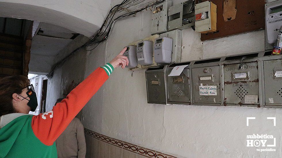  Una vecina de la calle Mediabarba muestra uno de los enganches ilegales a la red eléctrica 