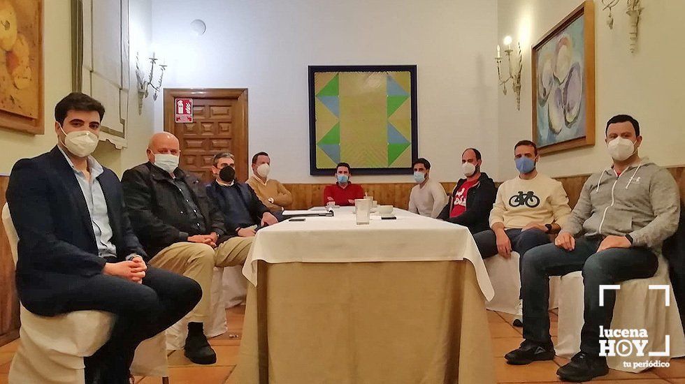  Un momento de la reunión entre los cuatro portavoces de la oposición y los representantes de la policía local 