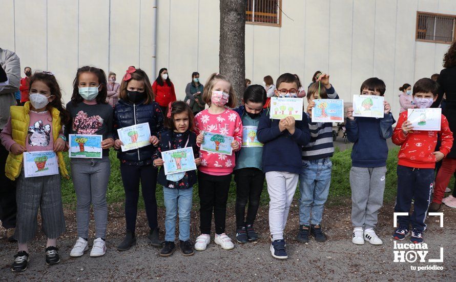 GALERÍA: Escolares del colegio Virgen de Araceli decoran con sus dibujos los árboles plantados por Mejorana en la Vía Verde