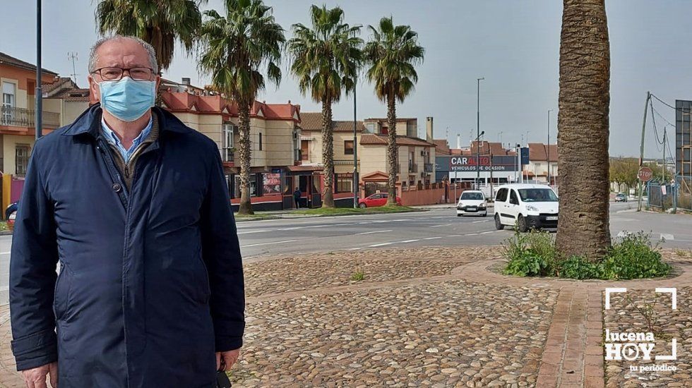  Jesús Gutiérrez ante uno de los cruces de la Avenida Miguel Cuenca Valdivia 