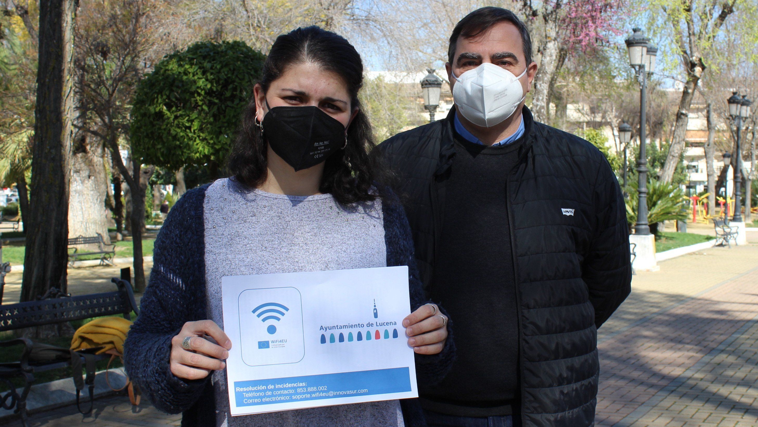  Mamen Beato y Jaime Fernández durante la presentación del servicio "WIFI4EU" en el Paseo de Rojas, uno de los trece puntos que ya disponen de conexión libre y gratuita a Internet 