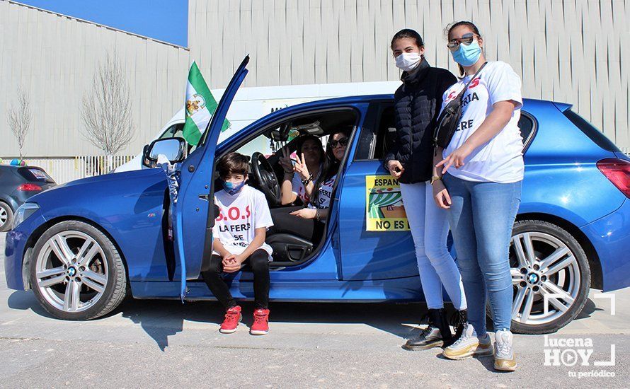 GALERÍA: Un centenar de vehículos llevan a las calles de Lucena el clamor del sector de la feria tras más de un año sin ingresos ni ayudas