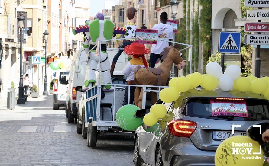 GALERÍA: Un centenar de vehículos llevan a las calles de Lucena el clamor del sector de la feria tras más de un año sin ingresos ni ayudas