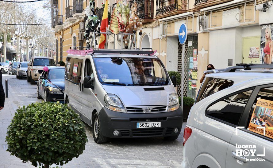 GALERÍA: Un centenar de vehículos llevan a las calles de Lucena el clamor del sector de la feria tras más de un año sin ingresos ni ayudas